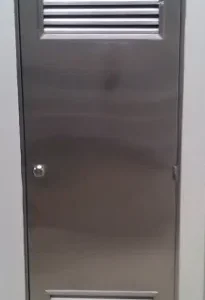 Puerta en acero inoxidable con ventanilla ventilación
